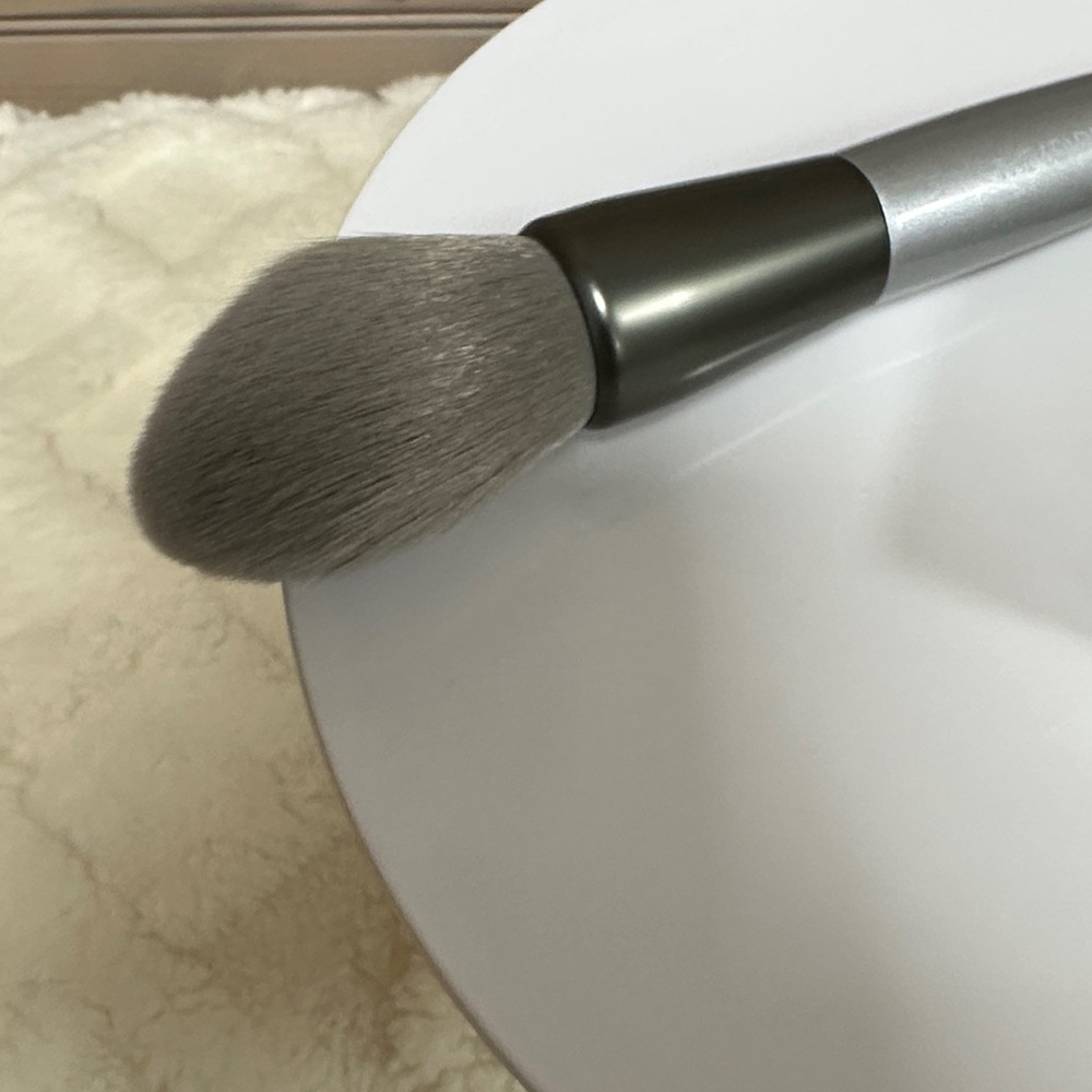 Laura Geller Baked Marbleized Blush in Ethereal Rose. With brush. - Picture 6 of 9